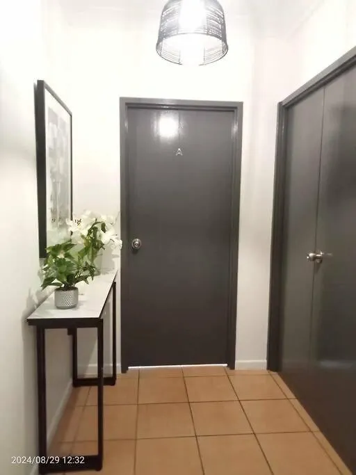 Cairns Chic Suite - Motel Room A